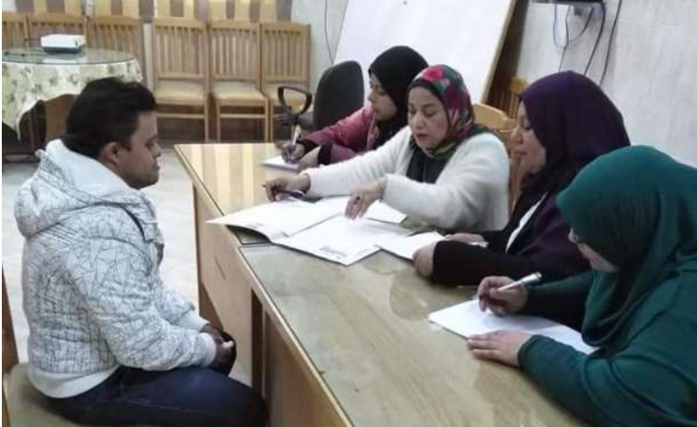 شاب أثناء التقدم للمبادرة
