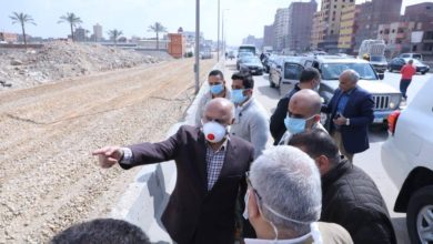 كامل الوزير أثناء الجولة مرتديًا كمامة بفلتر