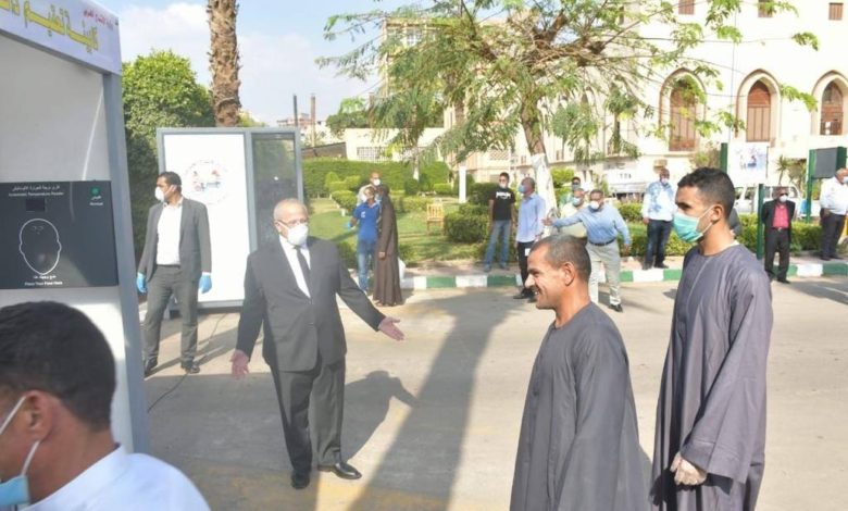 الدكتور الخشت في استقبال العائدين من الكويت