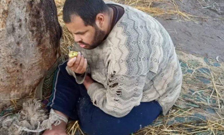 النيابة تفرج عن أم تربط طفلها المعاق ذهنيًا في شجرة لإنهاء عملها