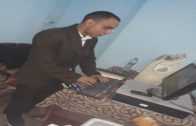 ذوي الاحتياجات الخاصة .. كفيف يعمل في صيانة أجهزة الكمبيوتر