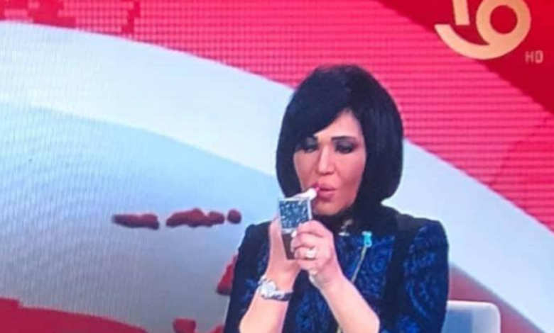 مذيعة تضع مكياج على الهواء والهيئة الوطنية للإعلام توقف فريق عمل نشرة التاسعة