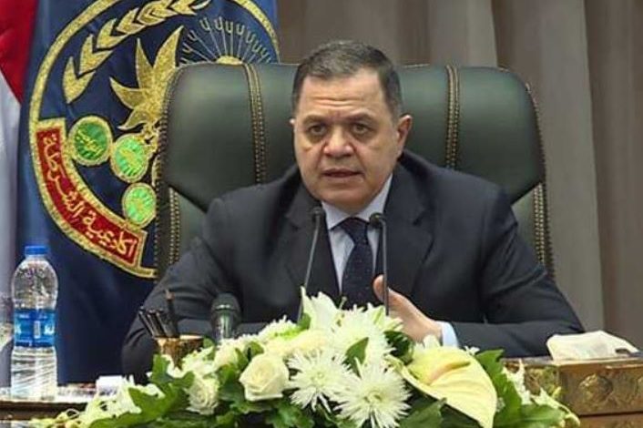 الداخلية تساعد مُسنًا من ذوي الاحتياجات الخاصة في صرف معاشه
