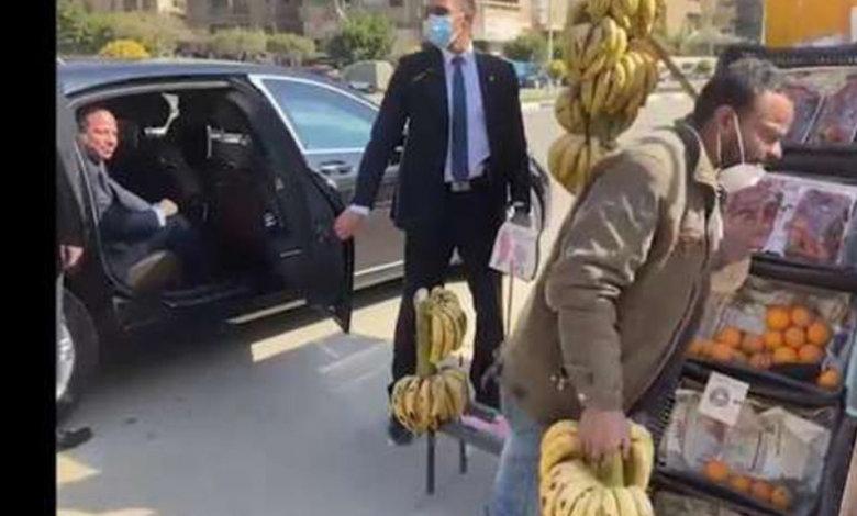 السيسي يوجه بعلاج بائع فاكهة من ذوي الاحتياجات الخاصة