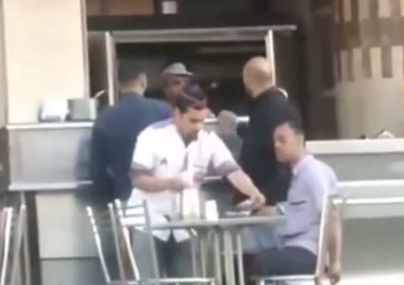 عامل يساعد شابًا من ذوي الاحتياجات الخاصة في تناول الطعام (فيديو)