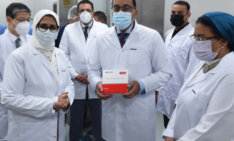 رئيس الوزراء يشهد إنتاج أول مليون جرعة من لقاح فيروس كورونا