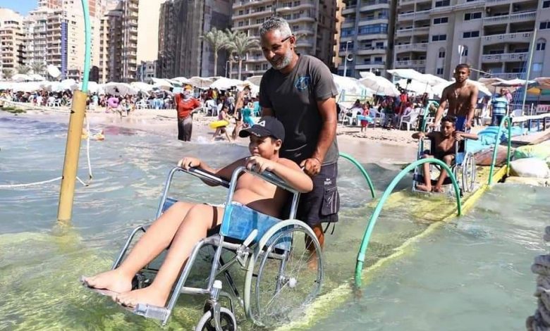 بالصور .. سعادة الأطفال ذوي الهمم بنزول أول شاطىء لـ ذوي الإعاقة بالإسكندرية