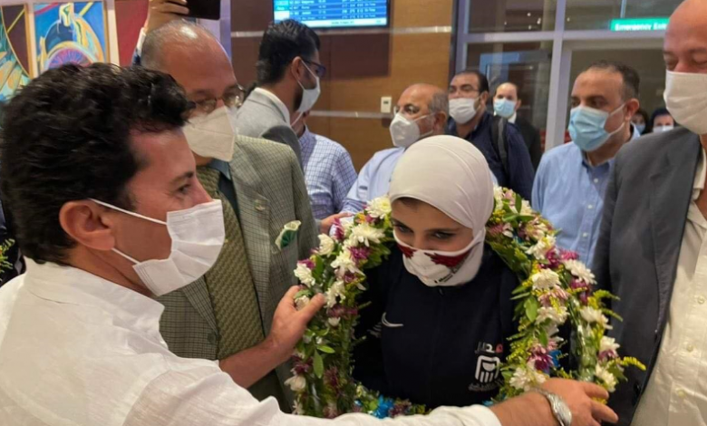 محملة بـ 6 ميداليات.. بعثة مصر في أولمبياد طوكيو 2020 تصل مطار القاهرة