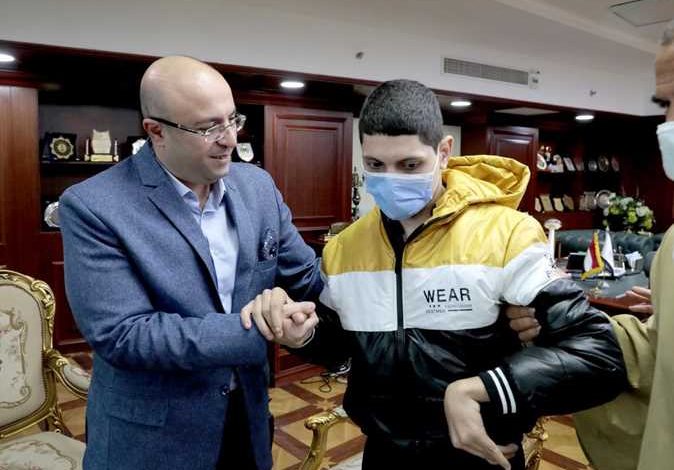 تكريم طفل مصابًا بضمور العضلات يحفظ القرآن الكريم كاملًا