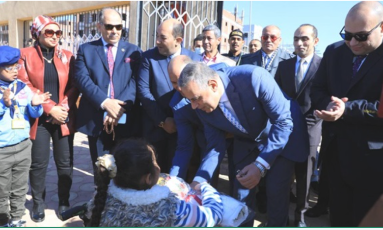 اليوم العالمي لذوي الإعاقة .. محافظ سوهاج يوجه بتوفير الكتب والألعاب بفصول الدمج