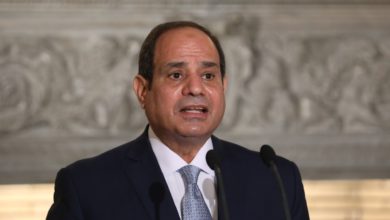 السيسي يصافح أحد الحضور من ذوي الاحتياجات الخاصة بمعرض "إيجبس 2022"