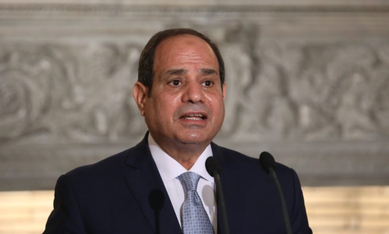 السيسي يصافح أحد الحضور من ذوي الاحتياجات الخاصة بمعرض "إيجبس 2022"