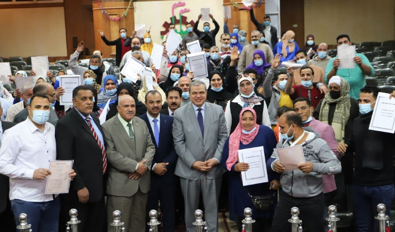 سعفان يسلم 4649 وثيقة تأمين لـ"العمالة غير المنتظمة" بالشرقية