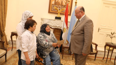 من ذوي الهمم ..محافظ القاهرة يسلم ترخيص «كشك» لسيدة بحى السلام