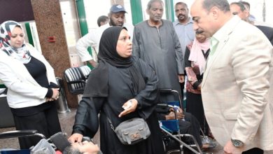 لذوي الاحتياجات الخاصة .. محافظ أسوان يوزع أجهزة 12 عروسا و5 كراسي متحركة