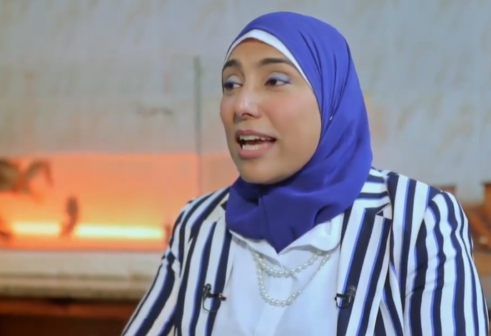 مصرية من ذوي الإعاقة تختبر أجهزة ألمانية لتدريب أصحاب الهمم