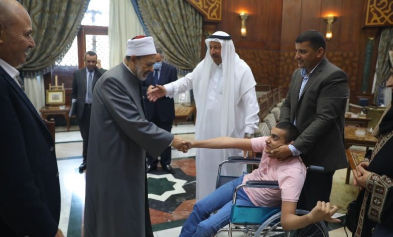 شيخ الأزهر يستقبل شابًا من ذوي الاحتياجات الخاصة ويستجيب لطلباته
