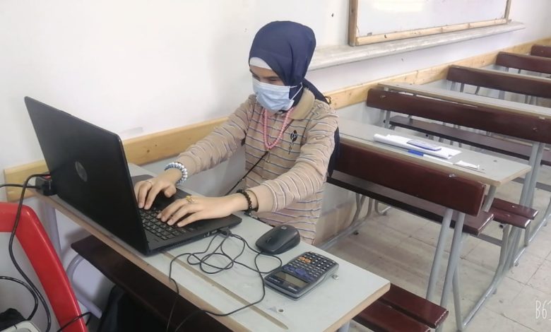 وزير التعليم يهنئ أول طالبة كفيفة بصر كامل لحصولها علي الشهادة الإعدادية