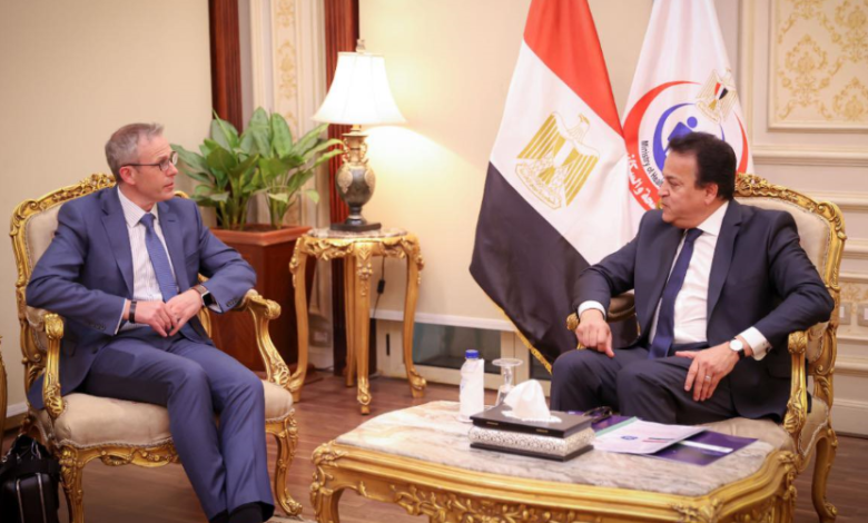 الصحة تبحث توفير أجهزة طبية للكشف المبكر وعلاج أورام المخ بدون جراحة