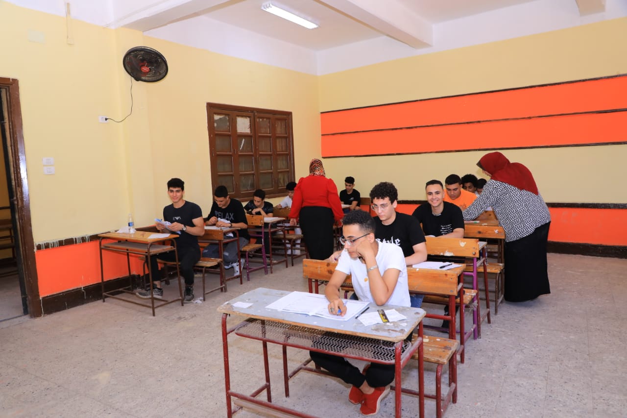 طلاب الثانوية العامة المكفوفين يؤدون امتحان التاريخ (ورقة أولى)