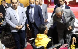 سعفان يسلم 100 عقد عمل لـ "ذوي الإعاقة" بالشرقية ضمن "حياة كريمة"