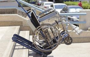 لمساعدة ذوي الإعاقة.. طلاب هندسة حلوان يبتكرون جهاز متعدد الوظائف للكرسي المتحرك