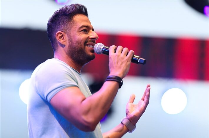 محمد حماقي يغني مع فتاة من ذوي الهمم (فيديو)