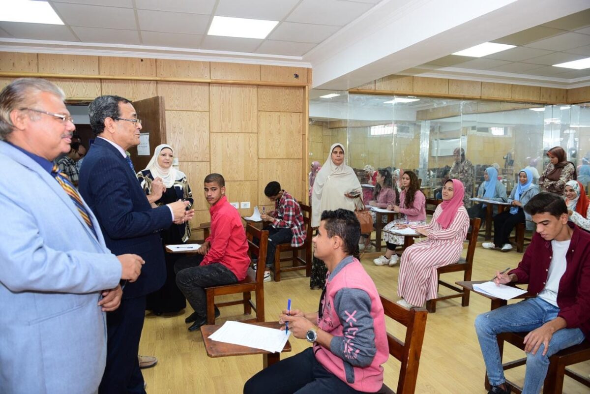 رئيس جامعة سوهاج يشهد امتحانات قبول الطلاب الصم وضعاف السمع بكلية التربية النوعية