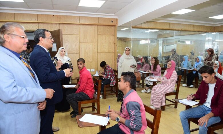 رئيس جامعة سوهاج يشهد امتحانات قبول الطلاب الصم وضعاف السمع بكلية التربية النوعية