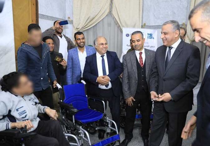 ذوي الإعاقة .. محافظ سوهاج يسلم أجهزة تعويضية لأصحاب الهمم