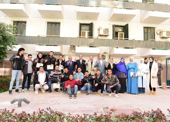 لدعم ذوي الهمم .. جامعة سوهاج تكرم 32 طالبًا تدربوا على لغة الإشارة الطبية