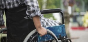 لخدمة ذوي الإعاقة .. التنمية المحلية تنفذ 65 مشروع إتاحة بأرصفة المعادى والزمالك