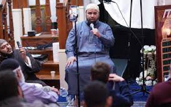 توفي بعد أن أم المصلين.. رحلة الشيخ عبدالله كامل من بريل لإمامة المسلمين في أمريكا