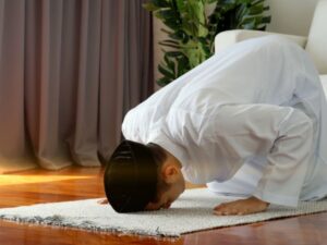 مواقيت الصلاة الخمس اليوم الأربعاء