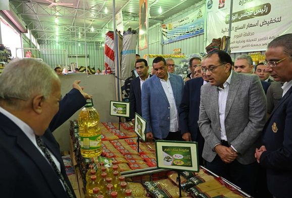 رئيس الوزراء يشهد افتتاح معرض للسلع الغذائية بالفيوم ويوجه بفرق تفتيش
