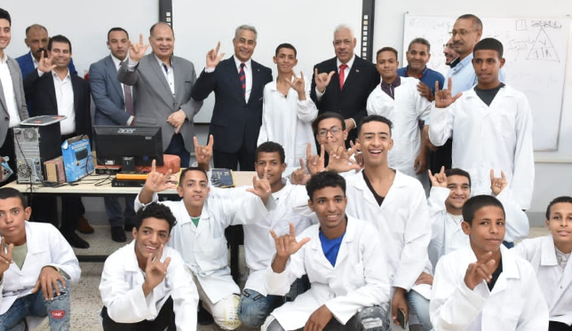 وزير العمل يسلم 42 عقد عمل لذوي الهمم في منشآت القطاع الخاص بأسيوط