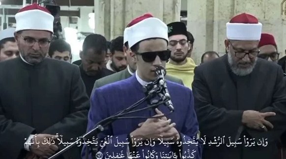 لأول مرة،، طالب من ذوي البصيرة يؤم المصلين في صلاة التراويح بجامع الأزهر