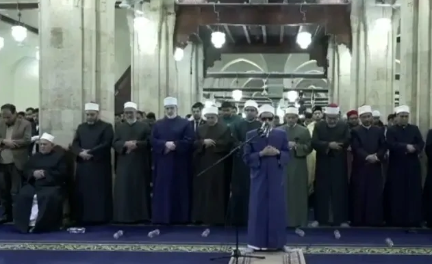 لأول مرة،، طالب من ذوي البصيرة يؤم المصلين في صلاة التراويح بجامع الأزهر