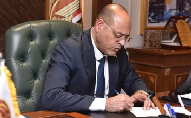 وزير العمل يوفر لمواطن من ذوي الهمم فرصة عمل والتحقيق مع مدير مكتب التشغيل